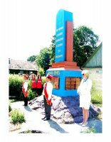 Посещение места захоронения партизан во время экскурсии отряда «Нашчадкі»по местам боевой славы, посвящённой 70-летию начала борьбы белорусского народа с немецкими захватчиками, по маршруту «Узда-Теляково-Володьки-Озеро-Теплень-Колодино-Лоша-Хоромицкие-Узда», 22 июня 2011 г.