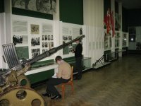 Члены отряда «Нашчадкi» у экспозиции, посвящённой бригаде «Буревестник», во время посещения музея истории Великой Отечественной войны.