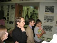 Члены отряда «Нашчадкi» у экспозиции, посвящённой бригаде «Буревестник», во время посещения музея истории Великой Отечественной войны.