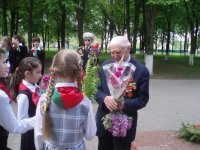 Члены отряда «Нашчадкi» во время встречи с ветераном Великой Отечественной войны И.И.Николаевичем в парке Победы. 9 мая 2012 года.