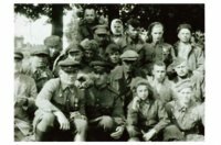 Мормулёв М.Г. с партизанами своего отряда. 1944 год.